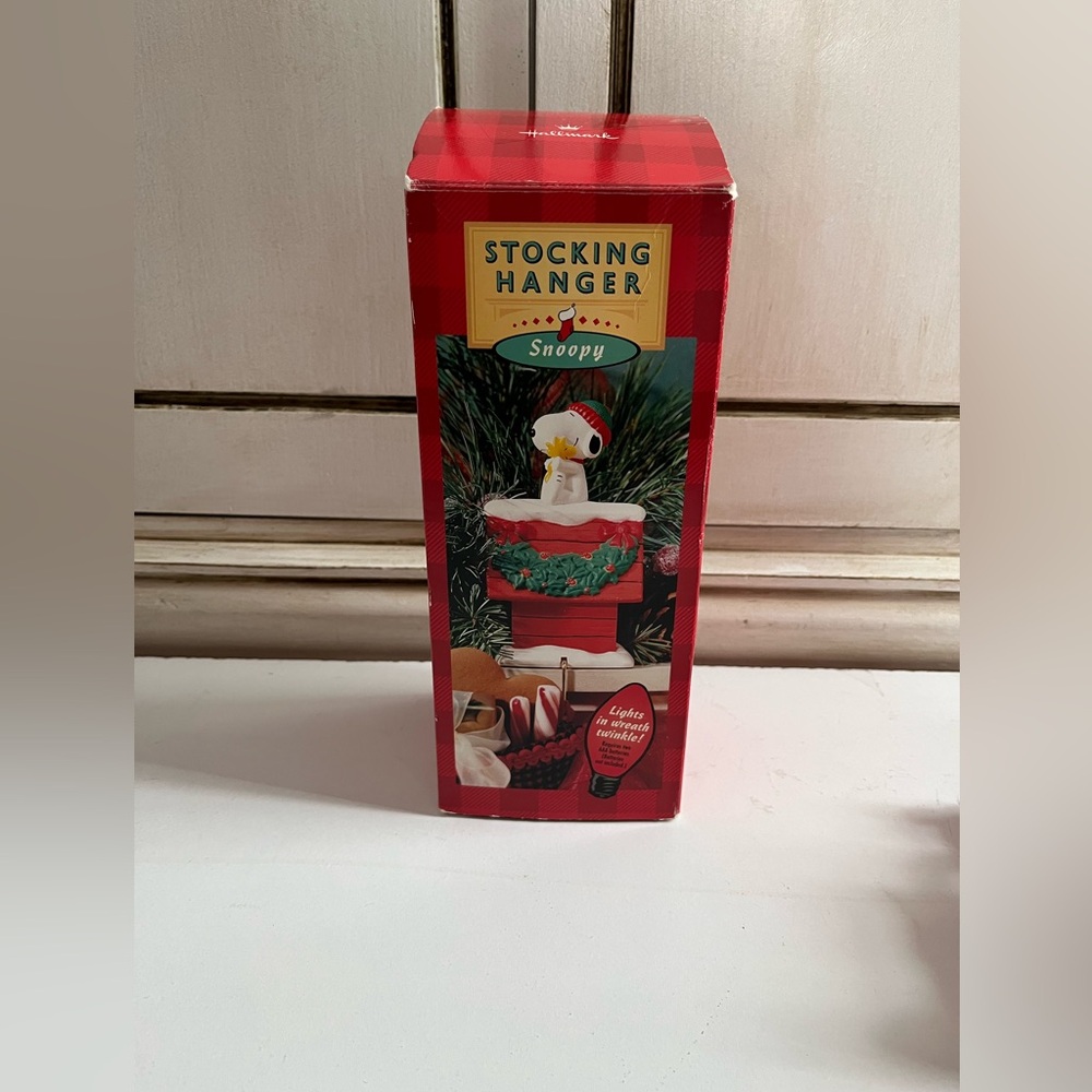 Vintage Hallmark Snoopy & Woodstock Stocking Hanger Twinkling Lights in a Wreath
